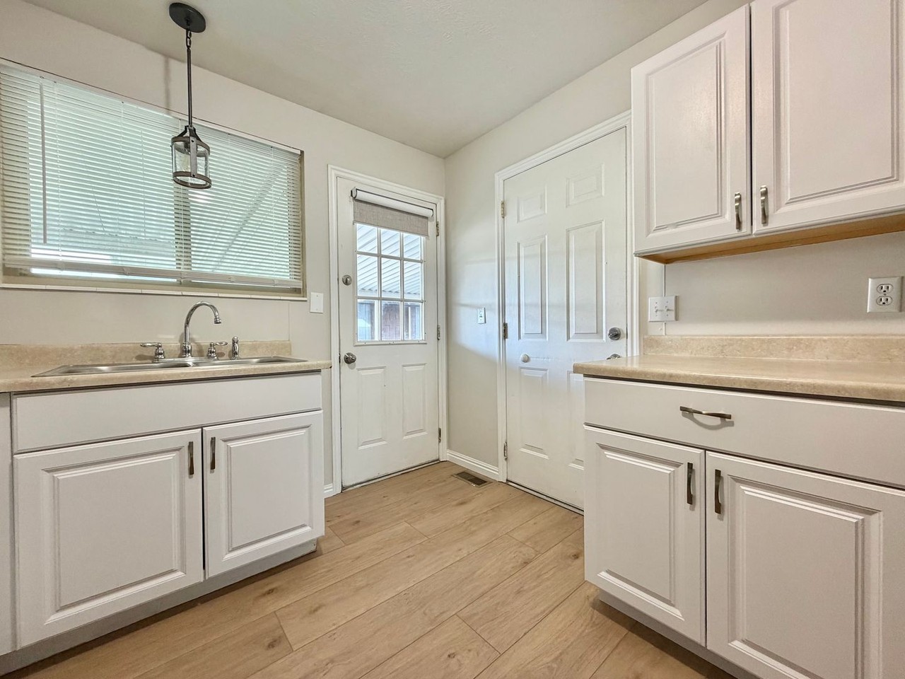 5589 W Lilac Ave - Photo 6 of 26
