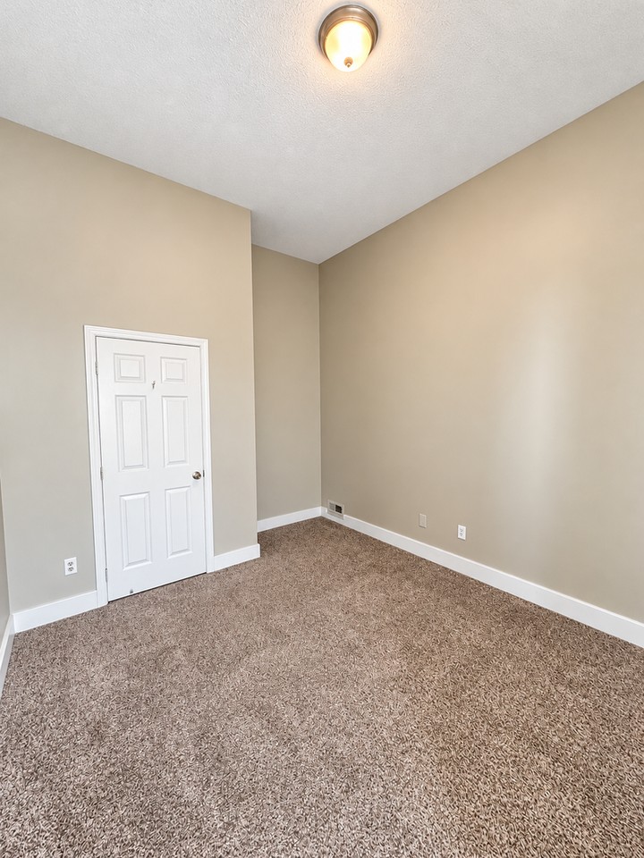 914 S Hancock St - Photo 5 of 22