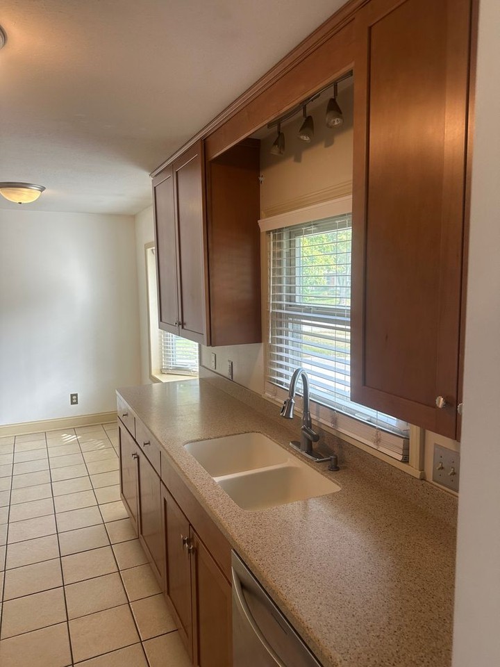 2735 Henderson St - Photo 4 of 17