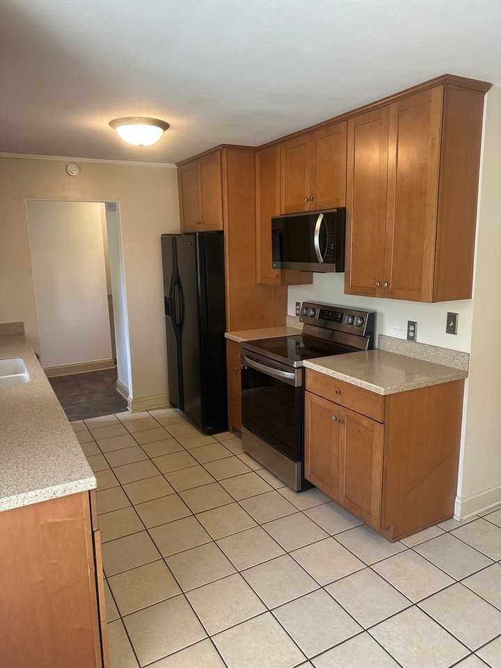 2735 Henderson St - Photo 5 of 17
