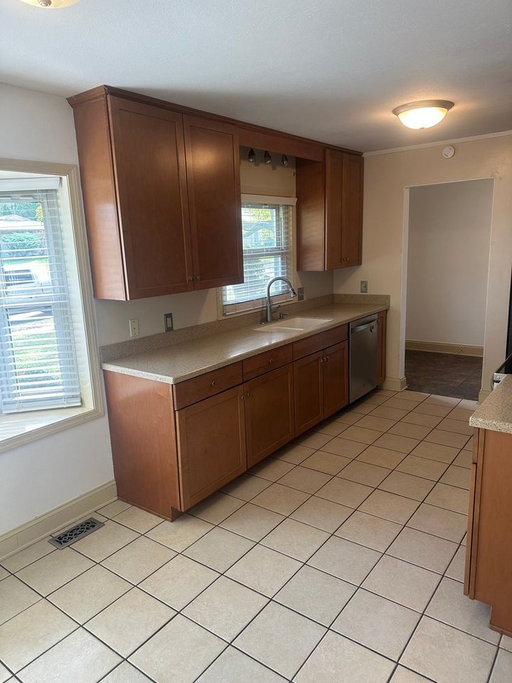2735 Henderson St - Photo 6 of 17