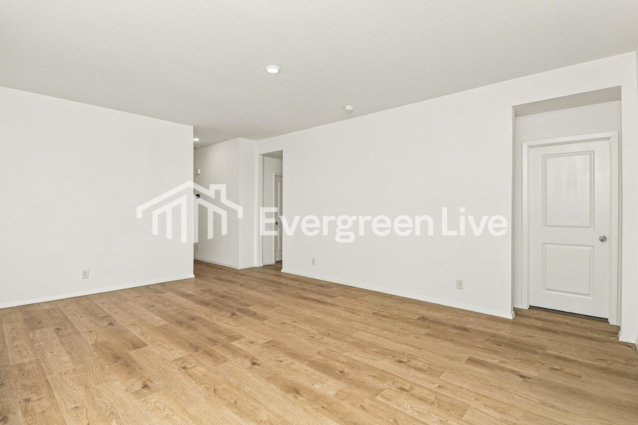 15697 Mustang Ave - Photo 4 of 16