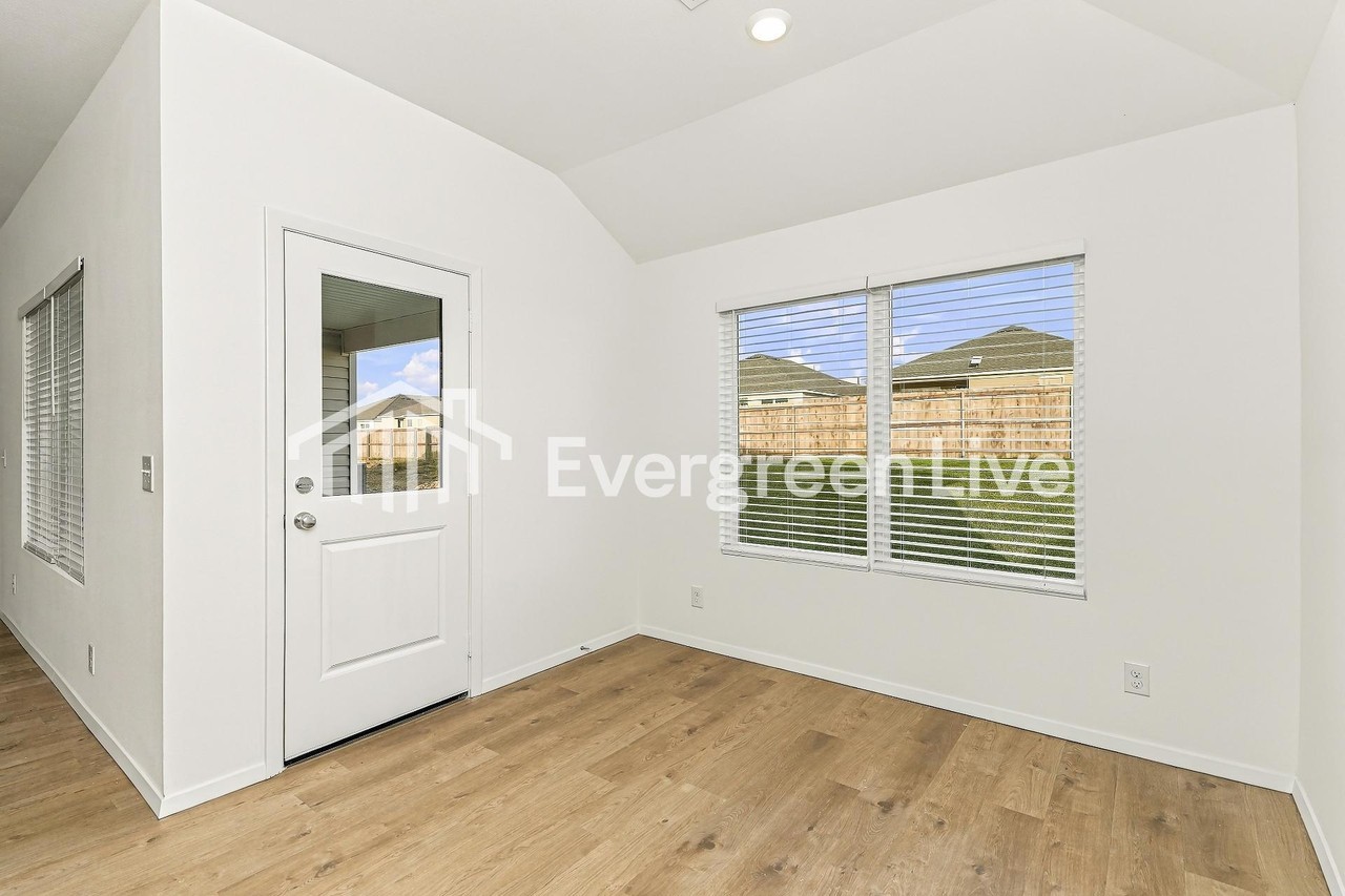 15697 Mustang Ave - Photo 6 of 16