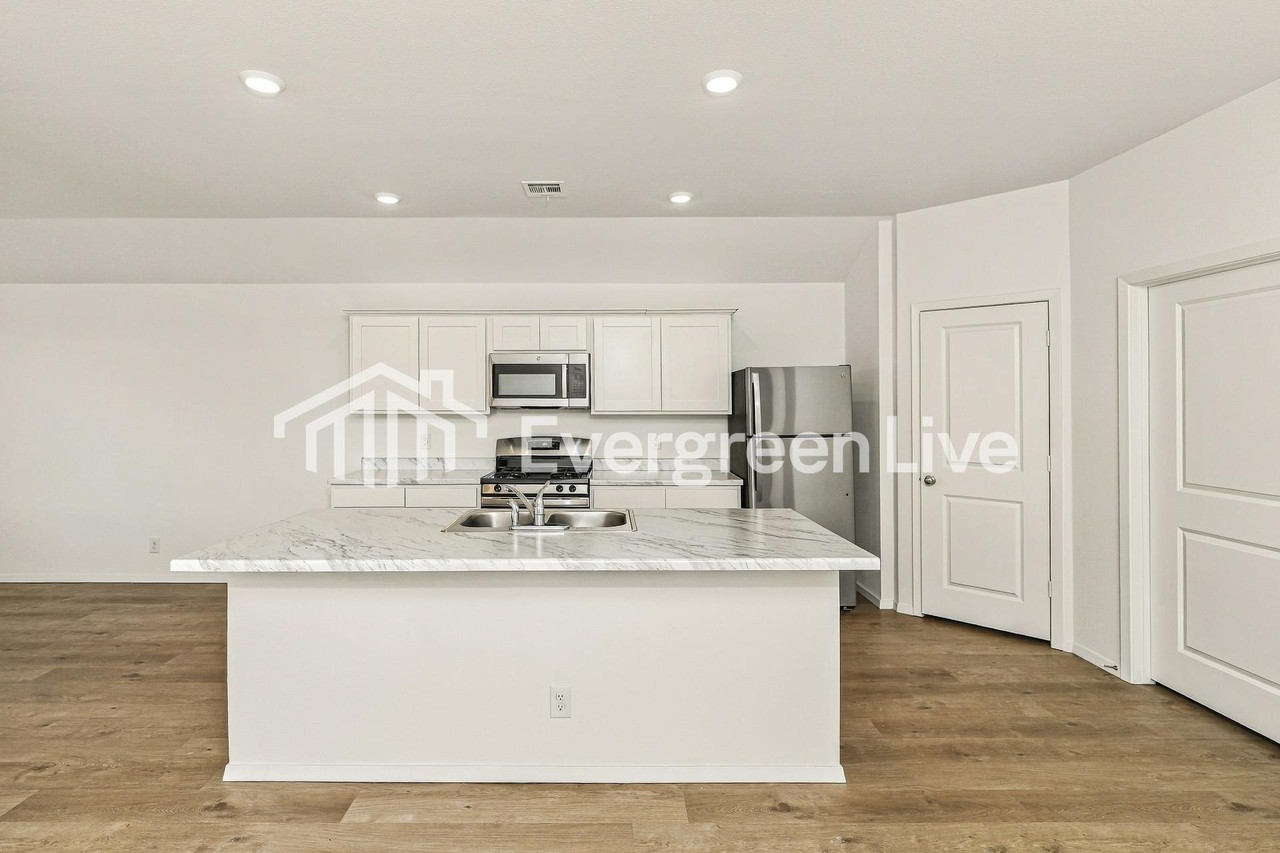 15697 Mustang Ave - Photo 7 of 16