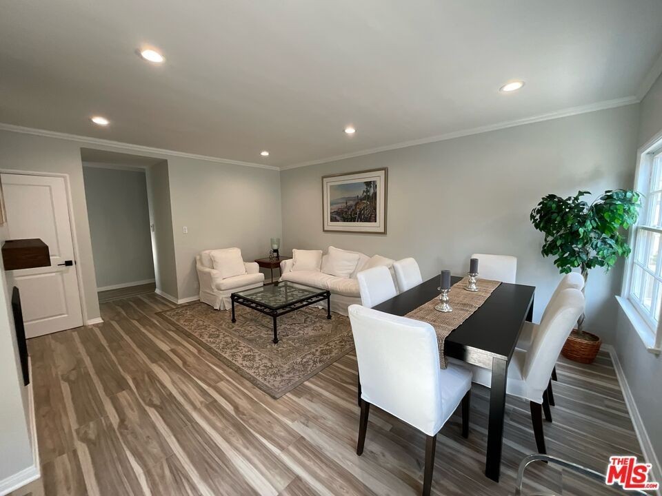 117 N Kings Rd - Photo 2 of 22