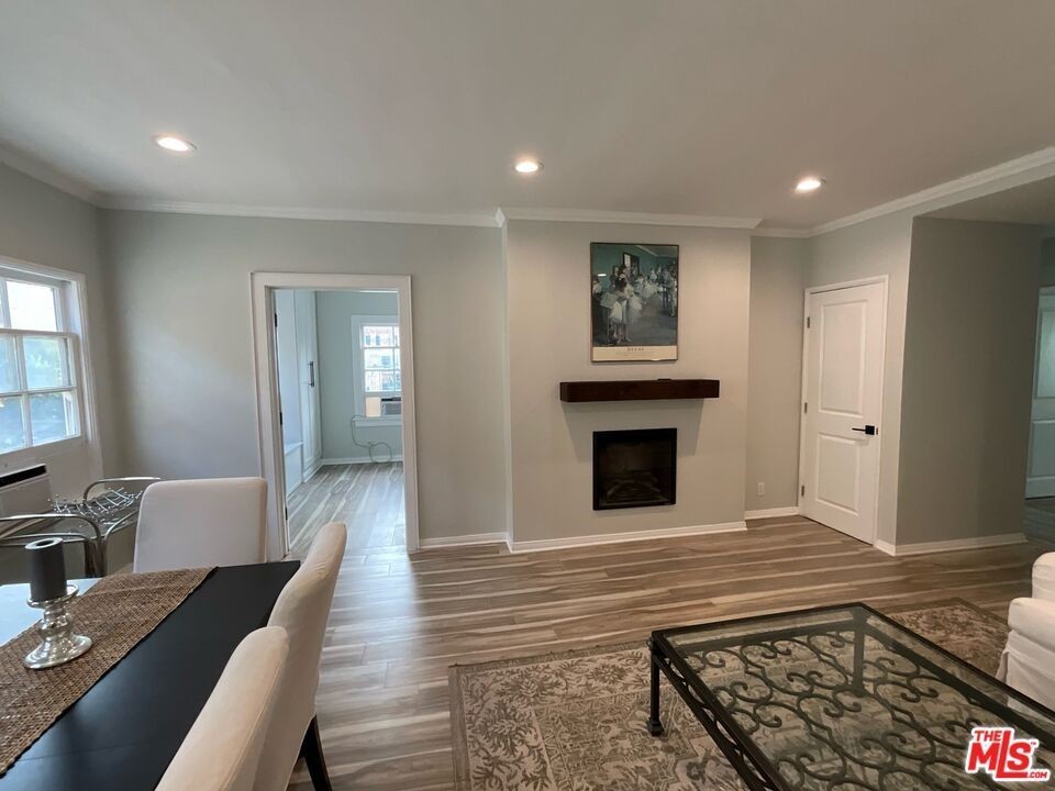 117 N Kings Rd - Photo 3 of 22