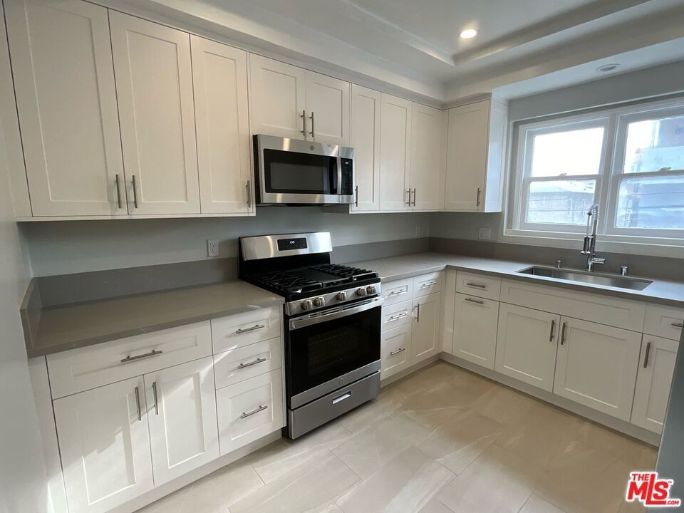 117 N Kings Rd - Photo 5 of 22