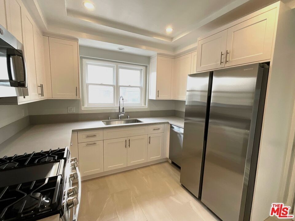 117 N Kings Rd - Photo 6 of 22
