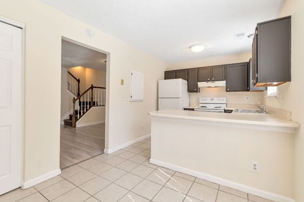 1075 Rock Creek Ln - Photo 4 of 15