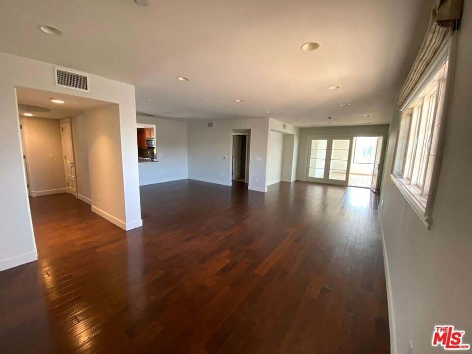 146 N Clark Dr ##2a - Photo 2 of 11