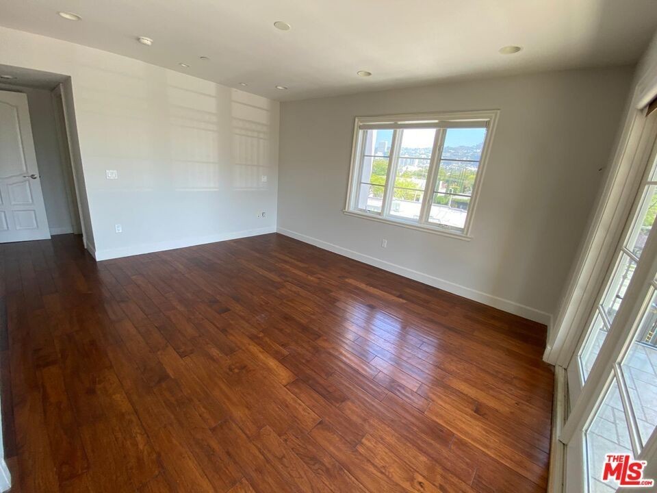 146 N Clark Dr ##2a - Photo 3 of 11