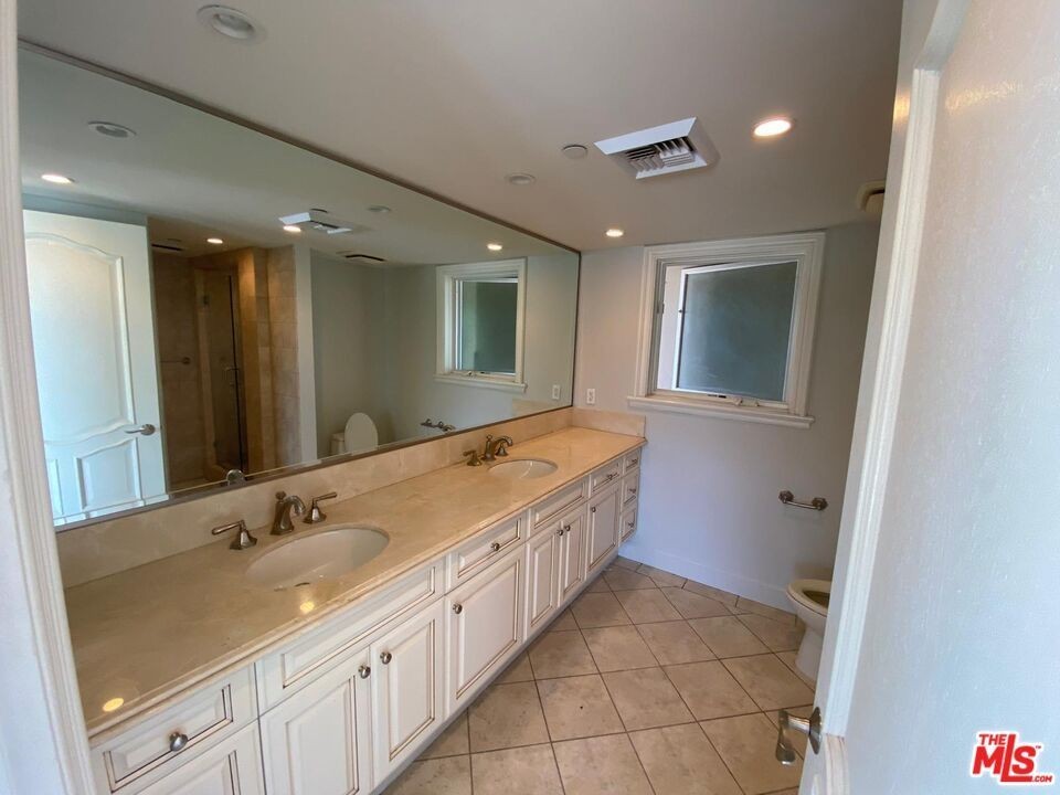 146 N Clark Dr ##2a - Photo 7 of 11