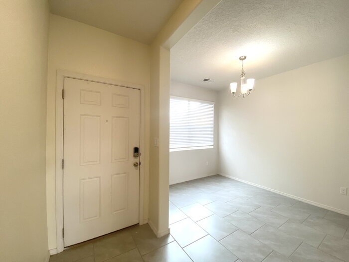 2140 Solitaire St Ne - Photo 2 of 23