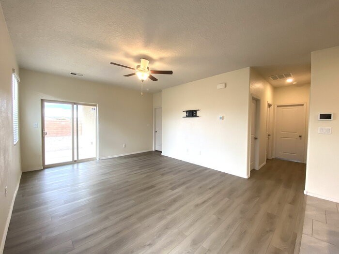 2140 Solitaire St Ne - Photo 4 of 23