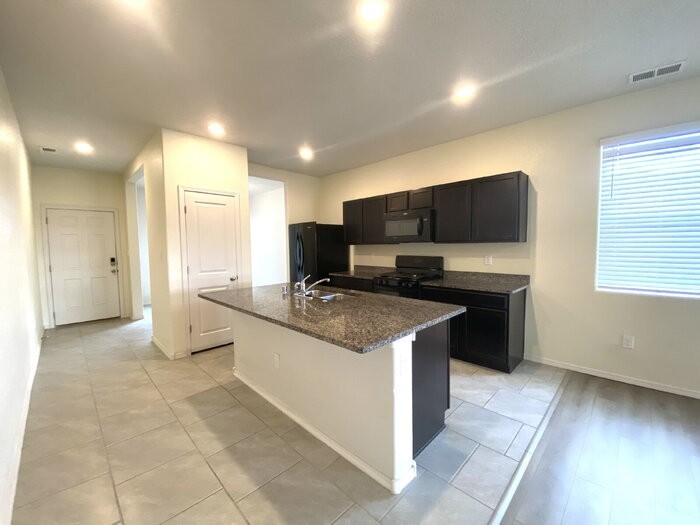 2140 Solitaire St Ne - Photo 7 of 23
