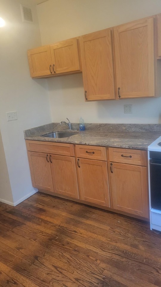 719 Peer St #1 - Photo 2 of 9