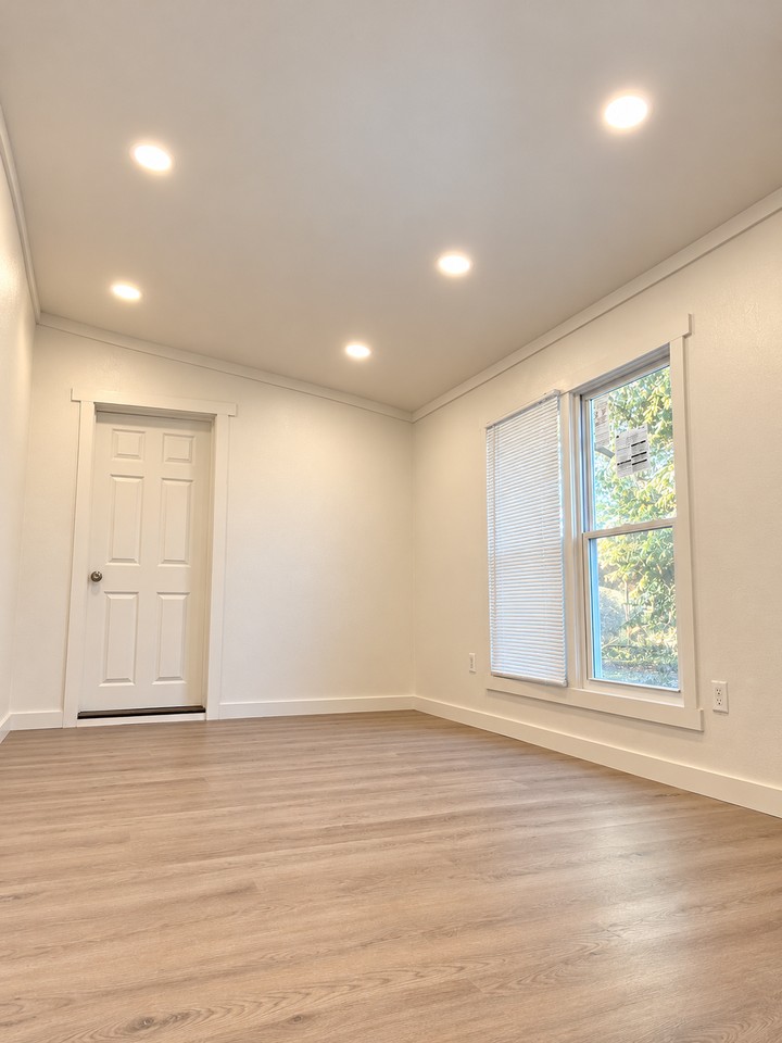 404 E Jackson St #B - Photo 2 of 10