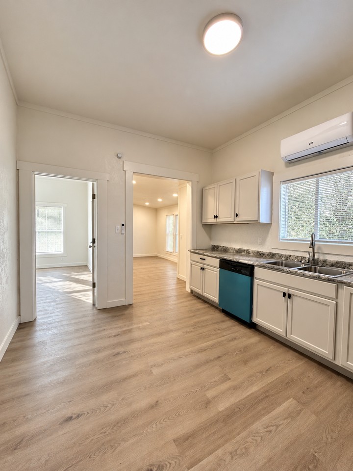 404 E Jackson St #B - Photo 6 of 10