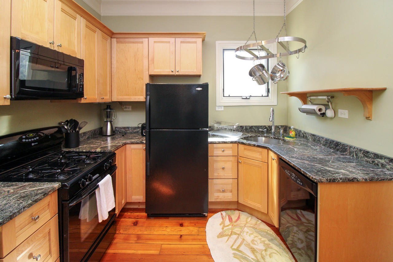 147 E Chestnut St #6 - Photo 7 of 18