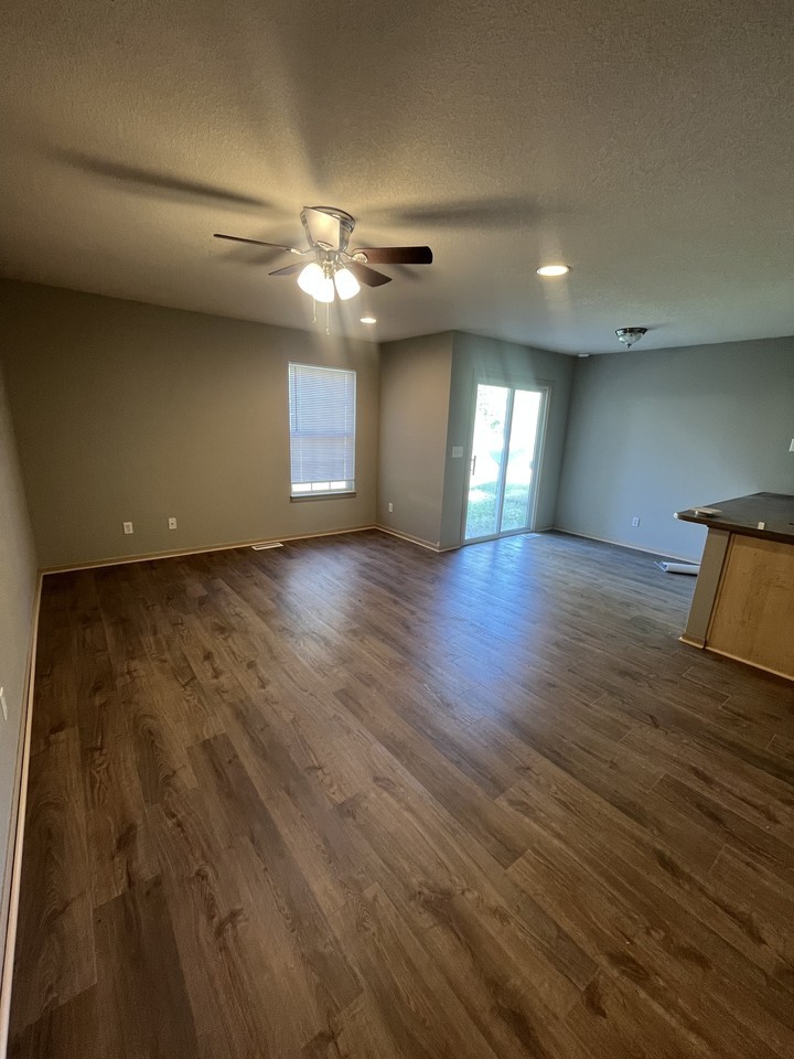 411 W Market St #A - Photo 4 of 27