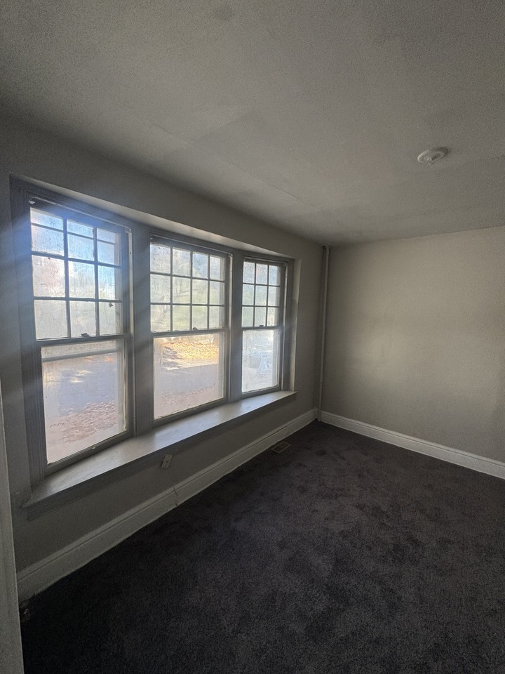 637 N George St #1 - Photo 4 of 6