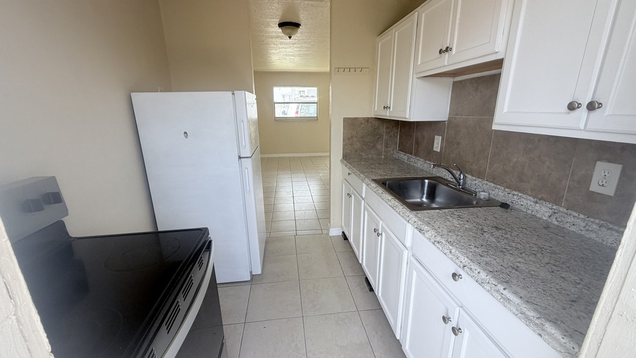 2107 Washington St Ne #A - Photo 2 of 8
