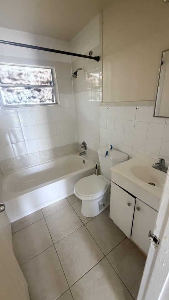 2107 Washington St Ne #A - Photo 3 of 8