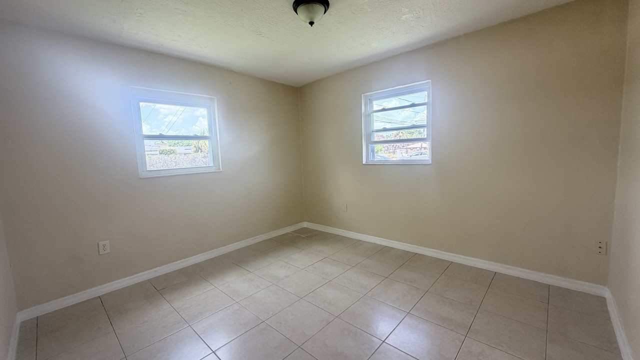 2107 Washington St Ne #A - Photo 4 of 8