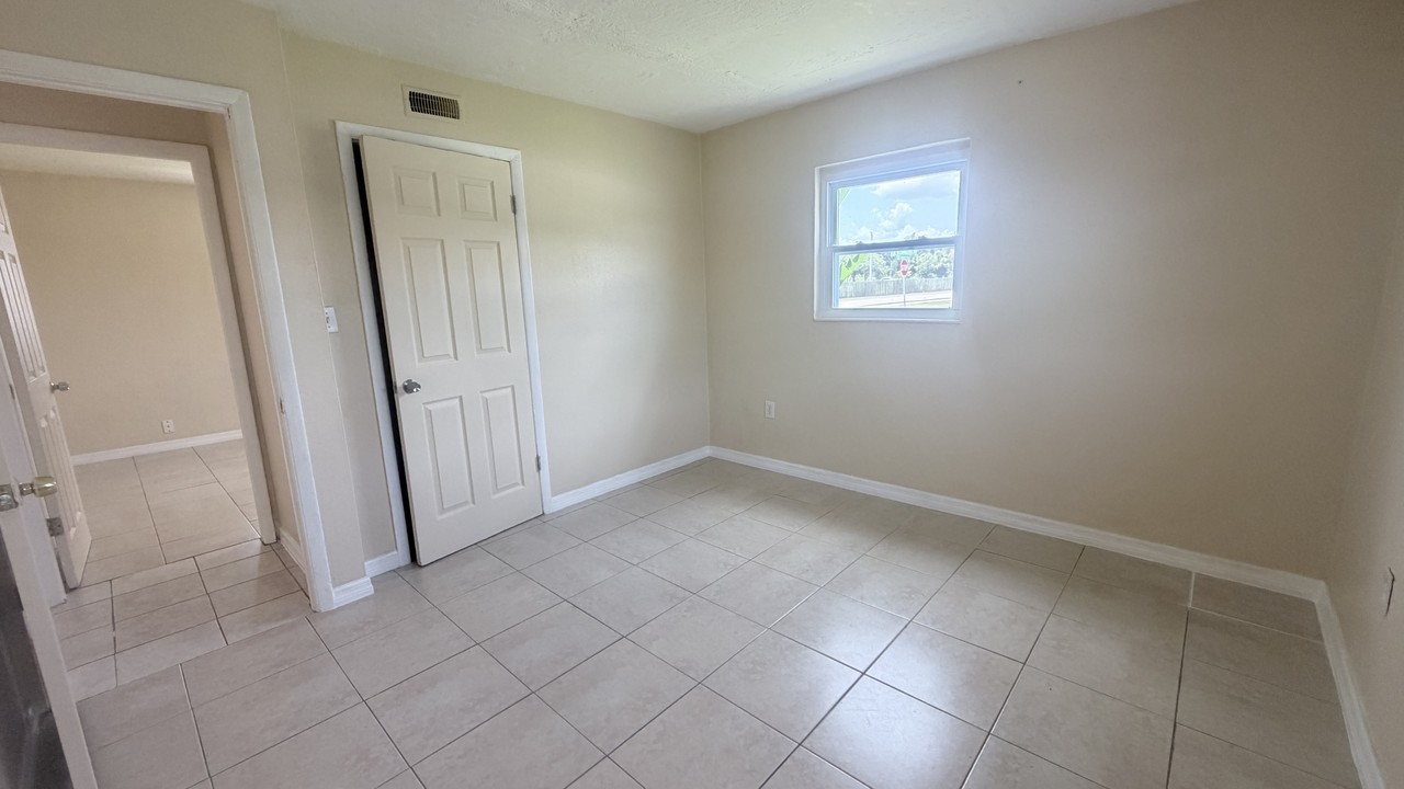2107 Washington St Ne #A - Photo 5 of 8