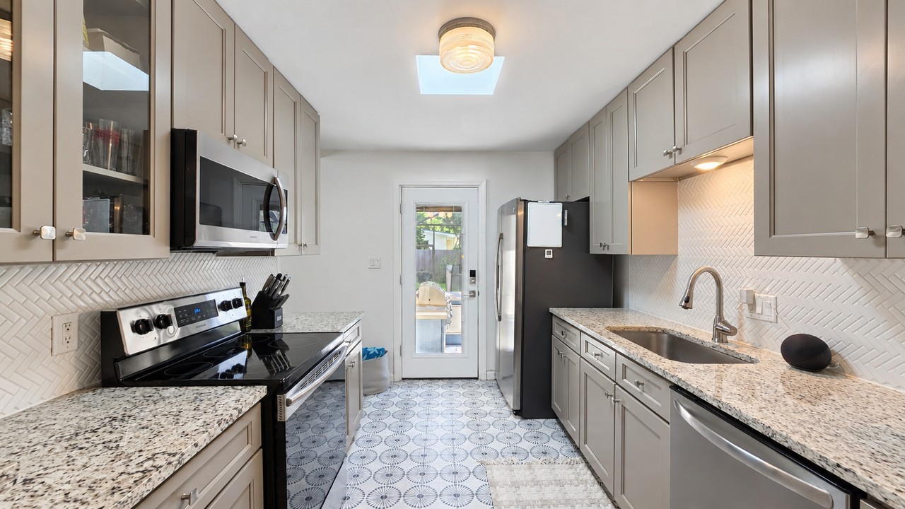3951 Sw 1st Ave #1 - Photo 4 of 24