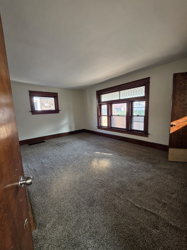 1422 W 8th St #2 - Photo 2 of 10