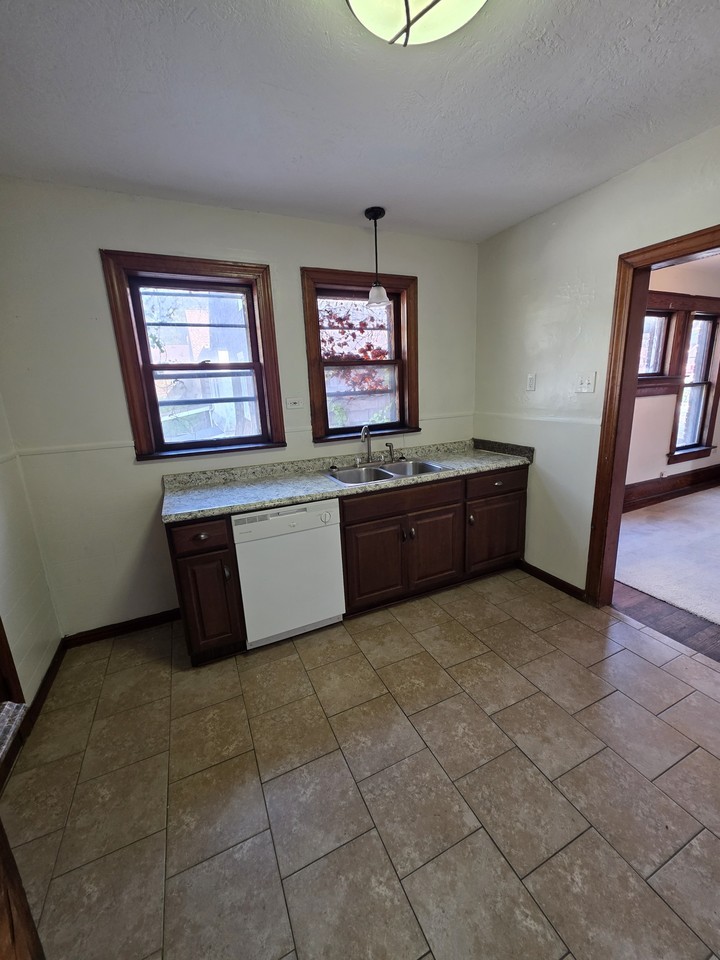 1422 W 8th St #2 - Photo 5 of 10