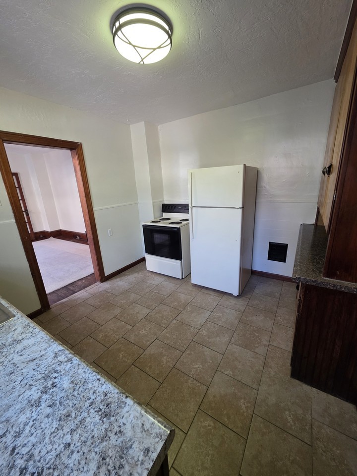 1422 W 8th St #2 - Photo 6 of 10