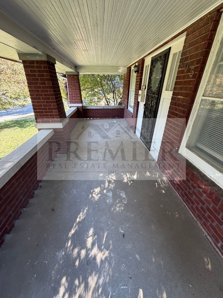 205 S Ash Ave - Photo 3 of 22
