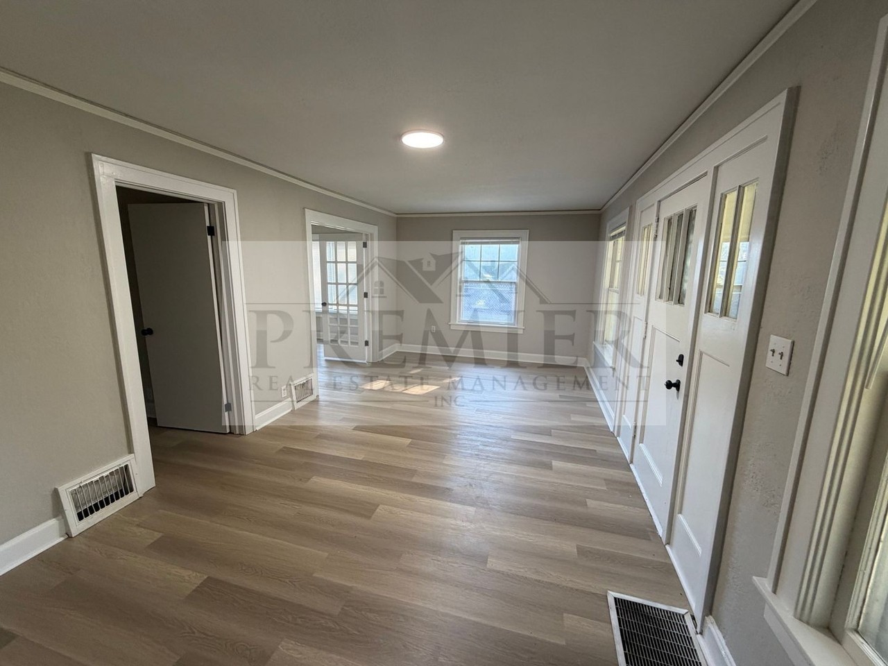 205 S Ash Ave - Photo 4 of 22