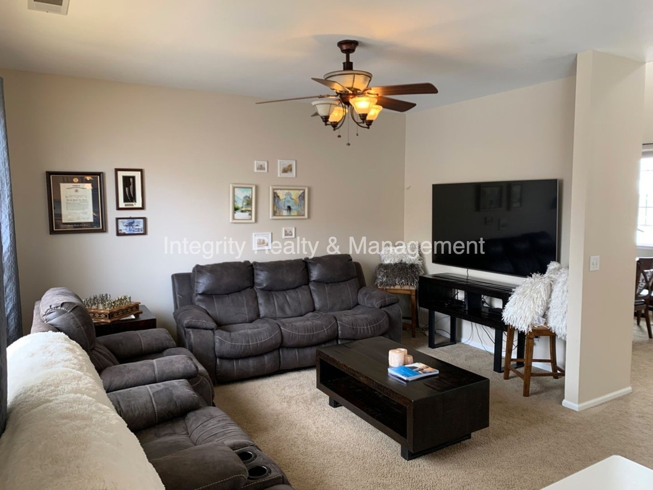 4907 Stoneham Ave - Photo 3 of 32
