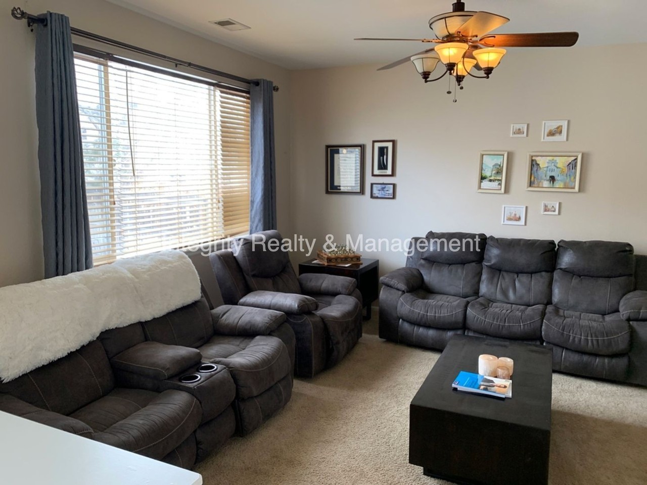 4907 Stoneham Ave - Photo 4 of 32