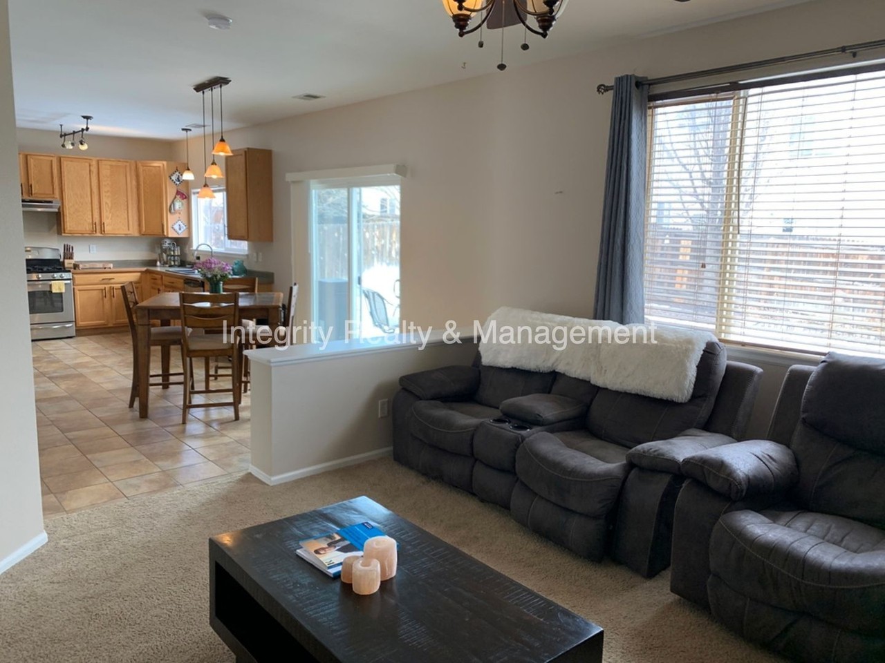 4907 Stoneham Ave - Photo 5 of 32