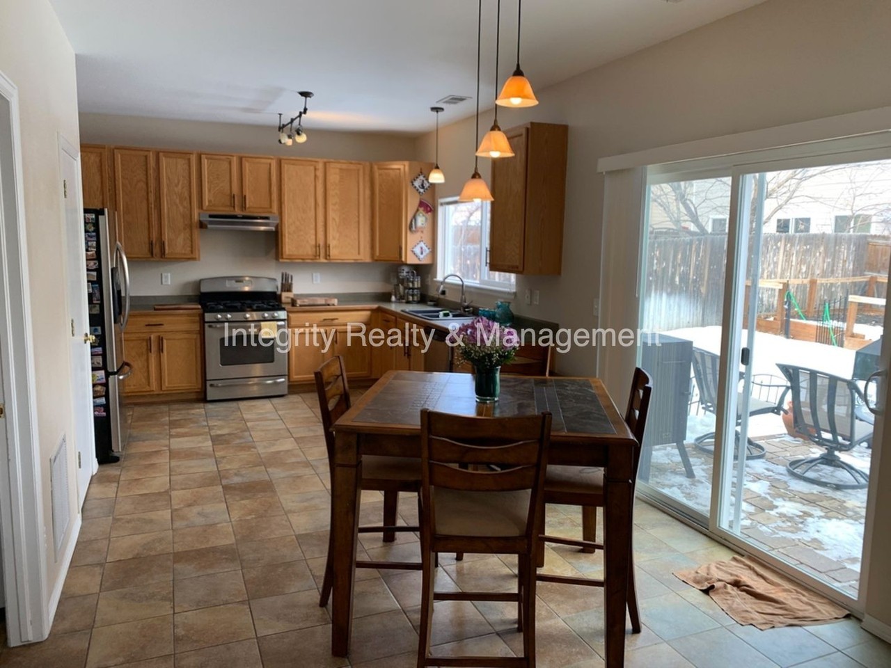 4907 Stoneham Ave - Photo 6 of 32