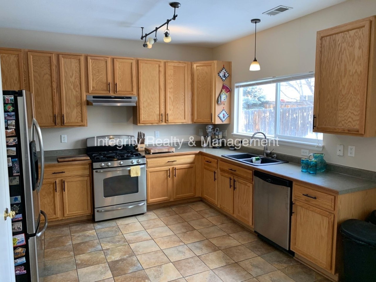 4907 Stoneham Ave - Photo 7 of 32