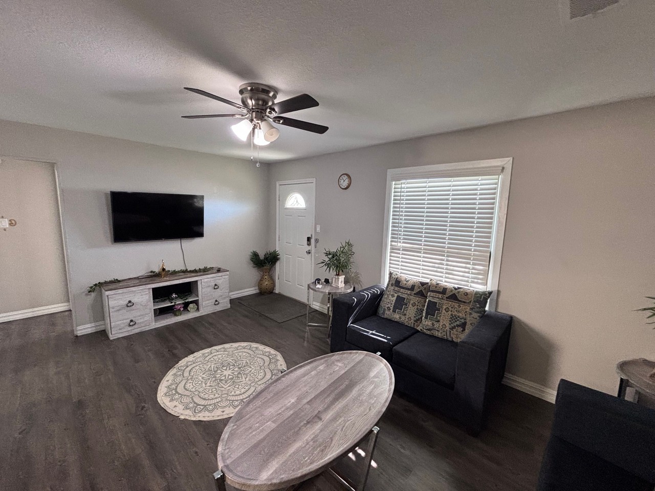 1715 Crestridge Dr - Photo 4 of 28