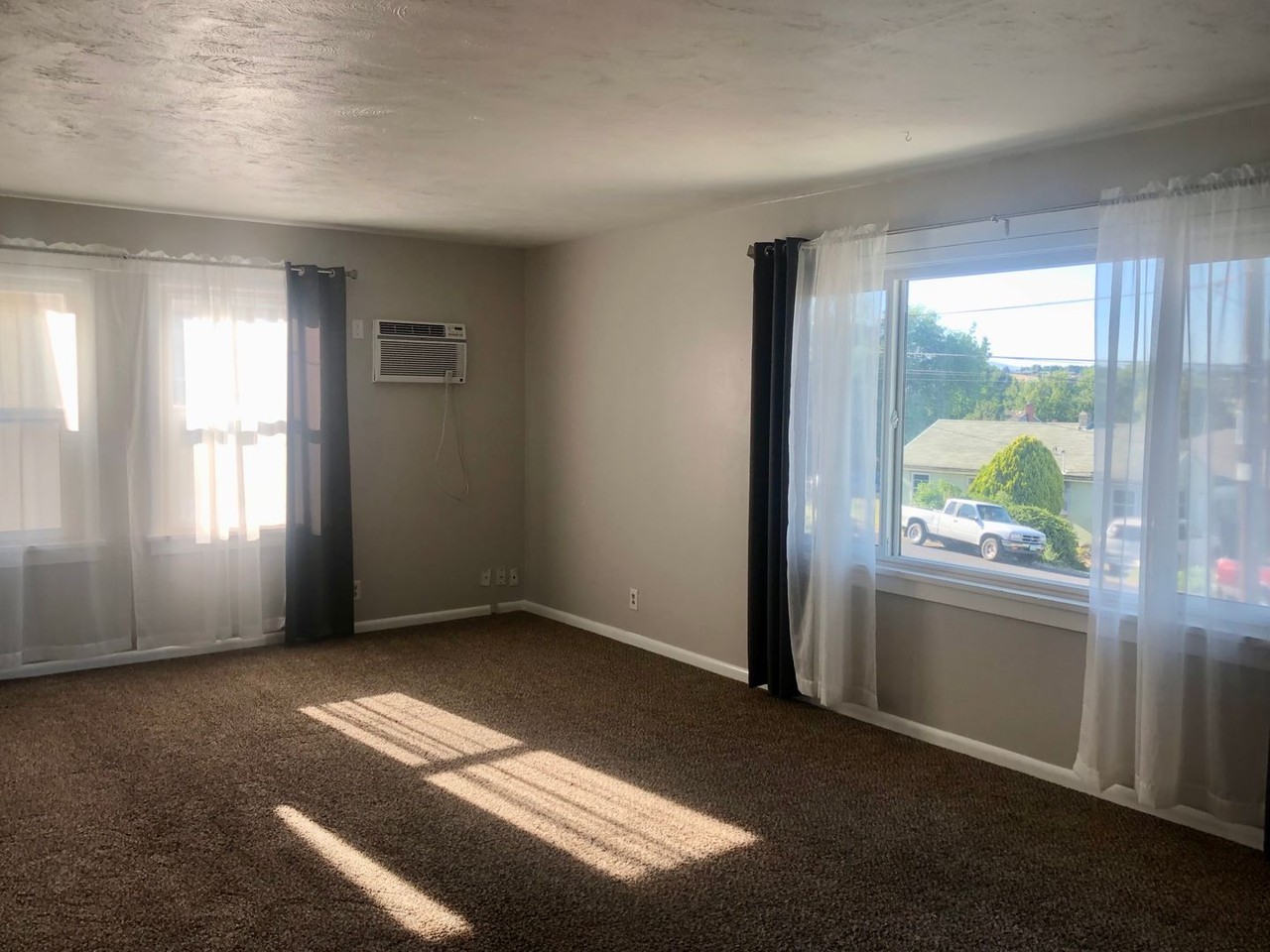 1211 Nw Ellis Ave - Photo 4 of 18