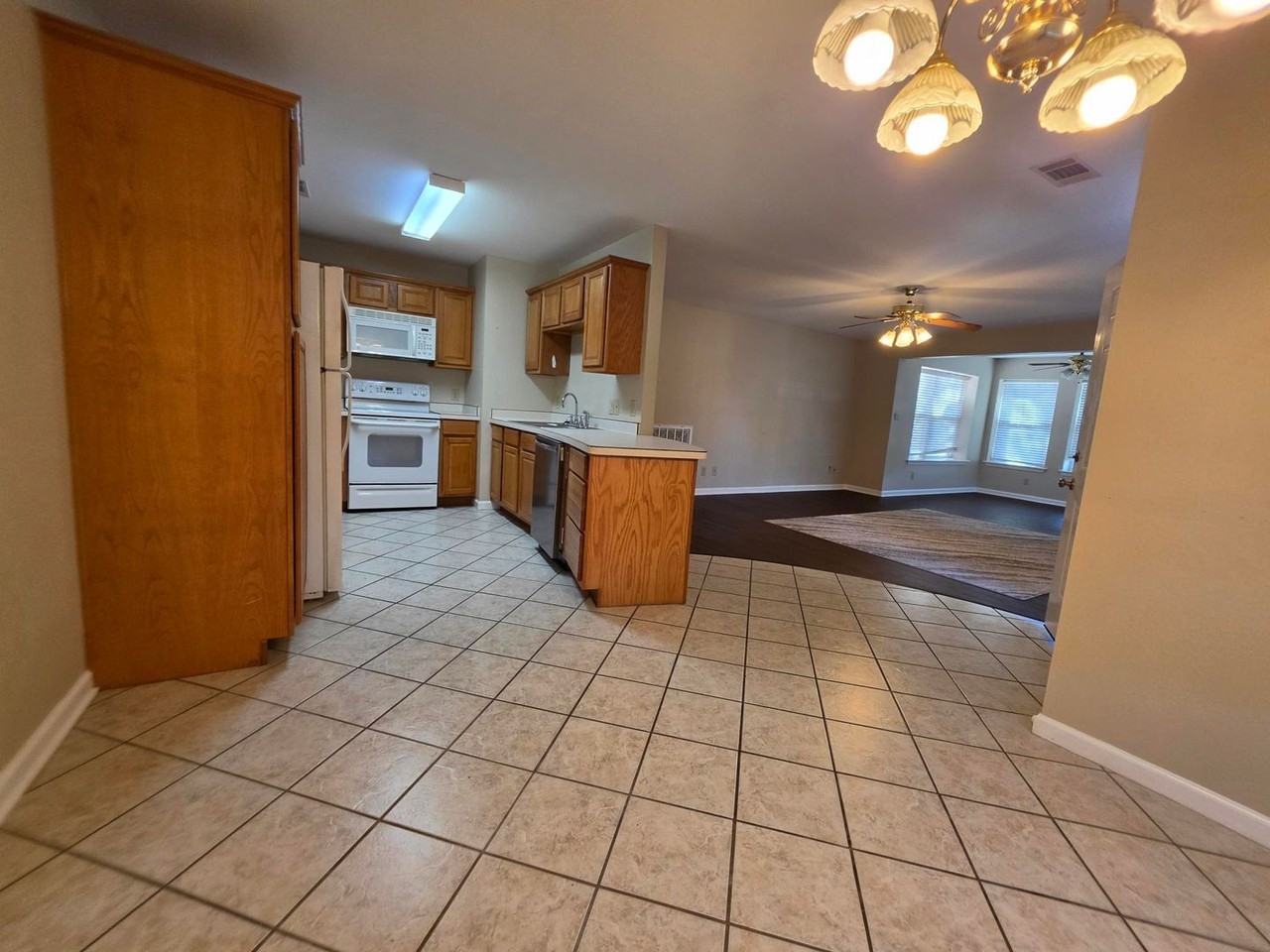 208 Southridge Ln Apt B4 - Photo 4 of 10