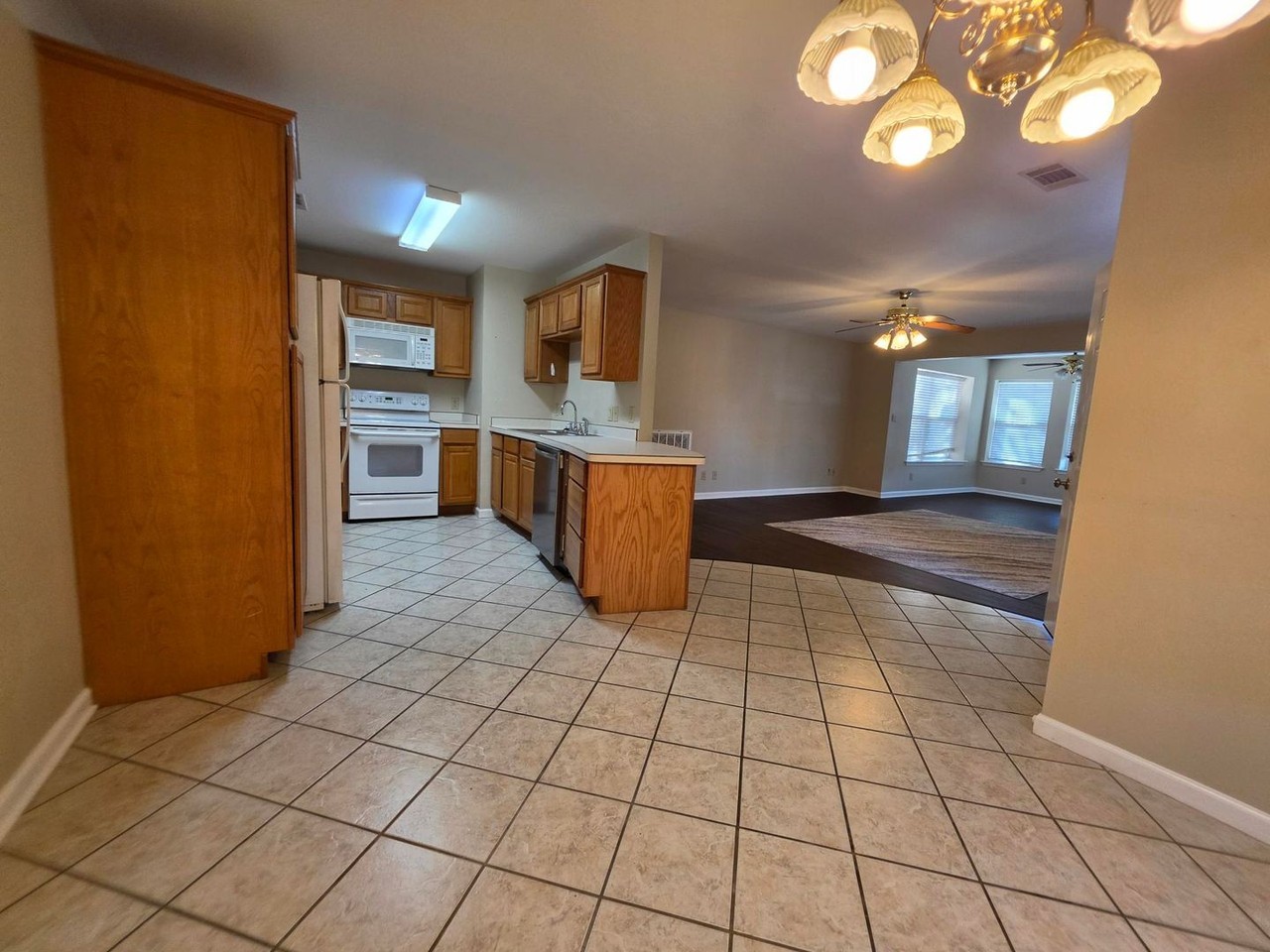 208 Southridge Ln Apt B4 - Photo 5 of 10