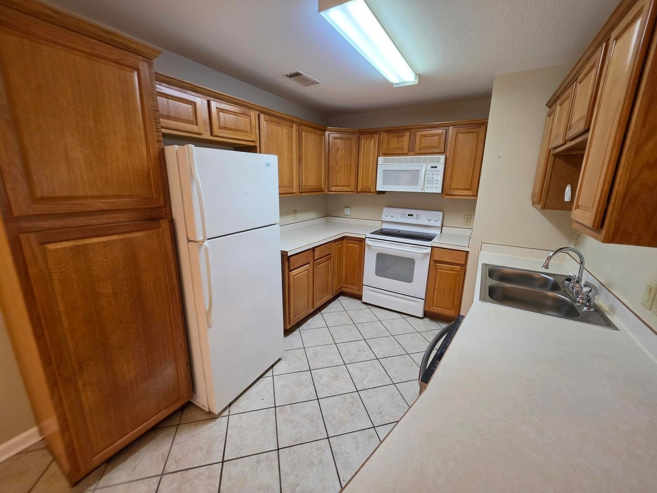 208 Southridge Ln Apt B4 - Photo 6 of 10