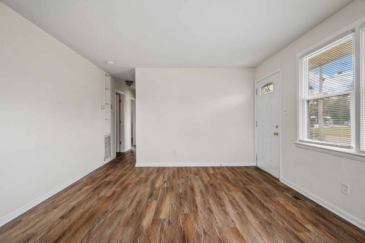 405 Tekoa Rd - Photo 2 of 37