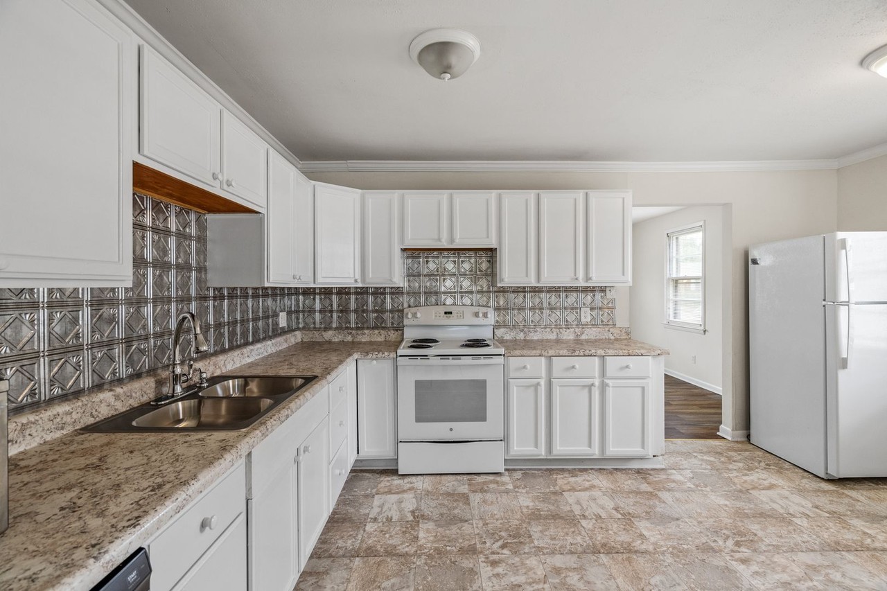 405 Tekoa Rd - Photo 5 of 37