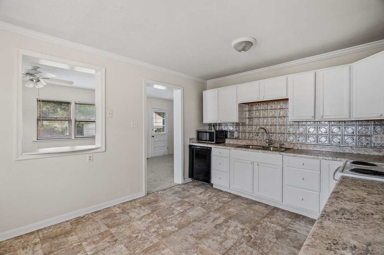 405 Tekoa Rd - Photo 6 of 37
