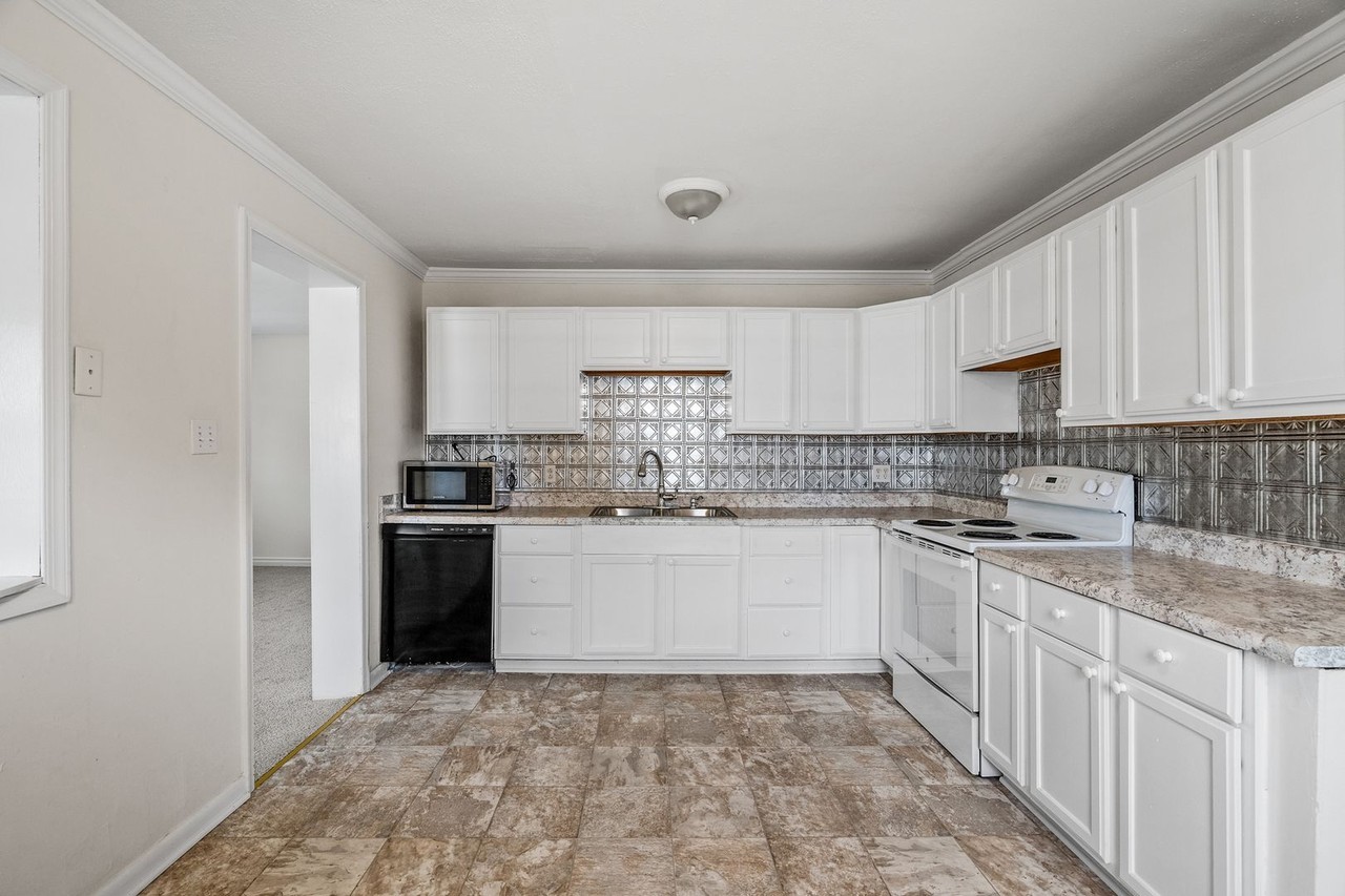 405 Tekoa Rd - Photo 7 of 37