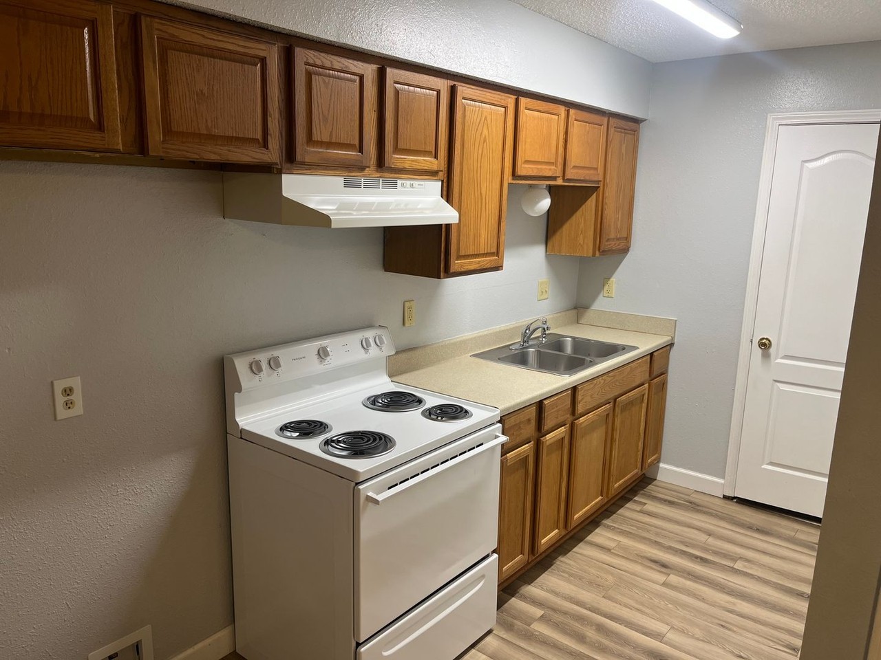 604 Quay St - Photo 2 of 8